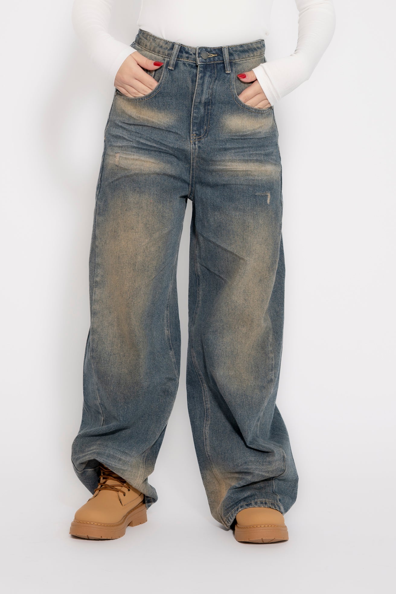Jeans sabbiato con tasche in pelle