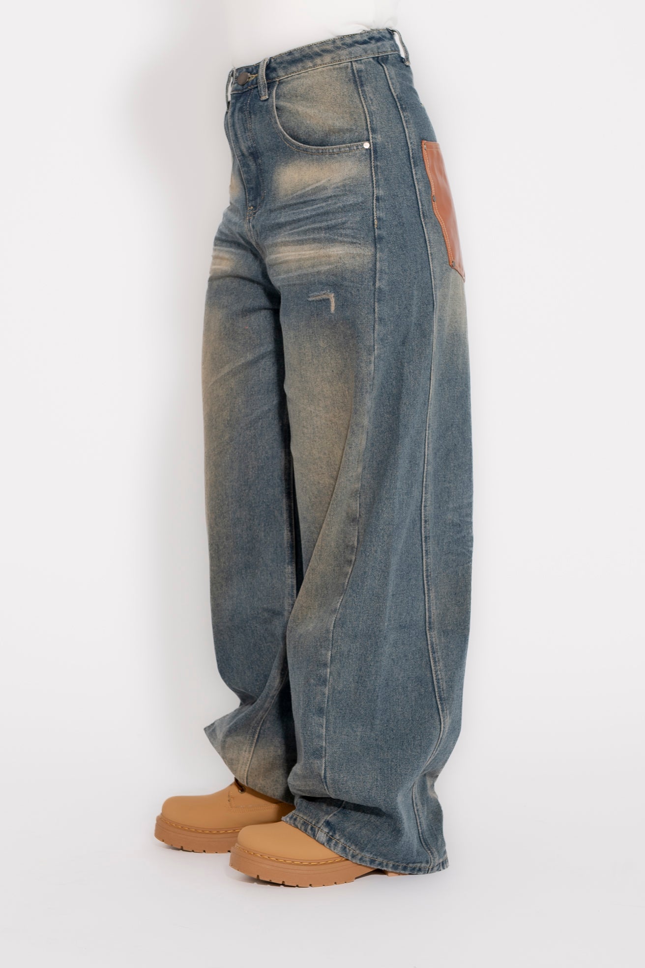 Jeans sabbiato con tasche in pelle