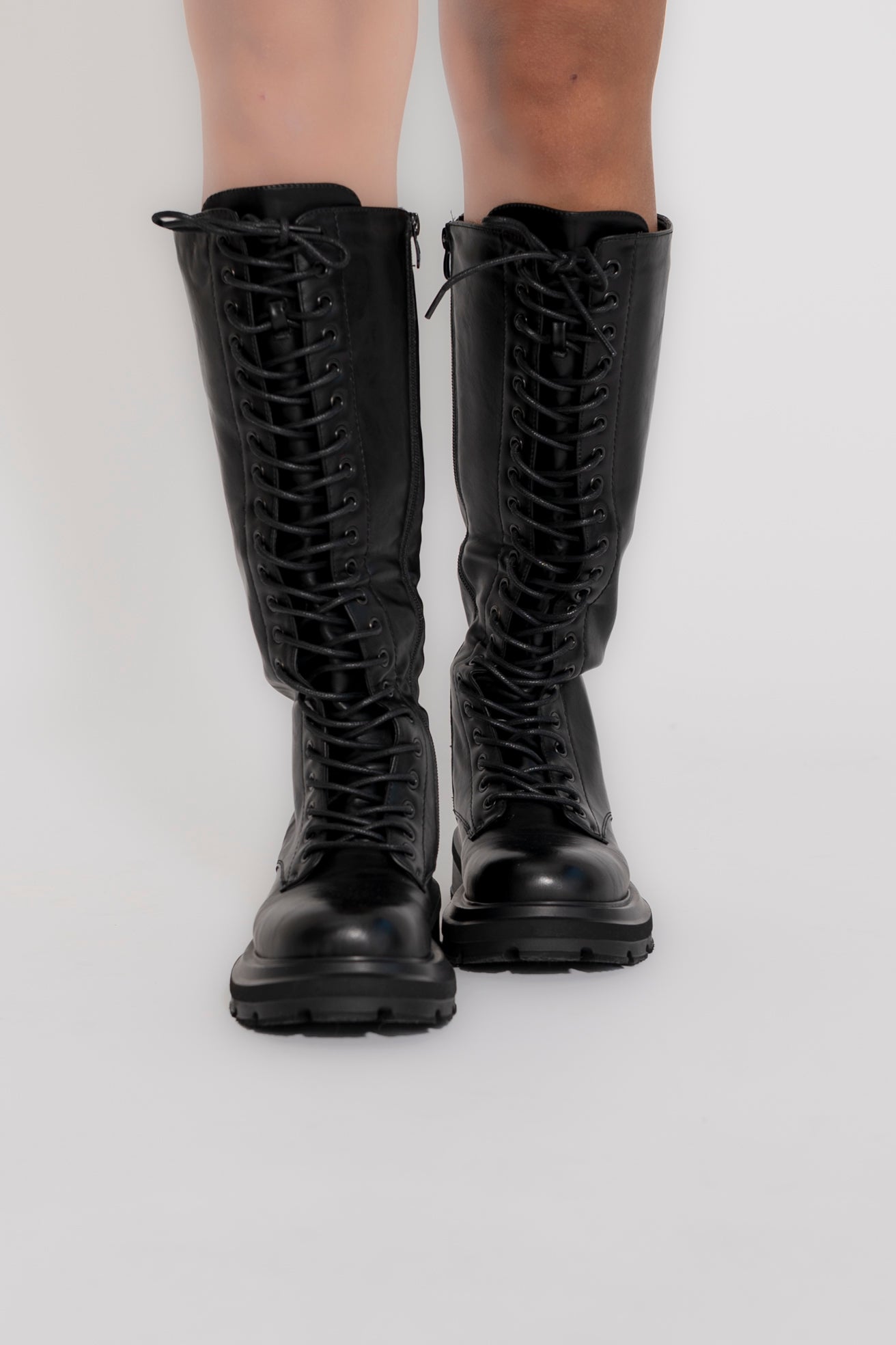 Stivale alto con stringhe