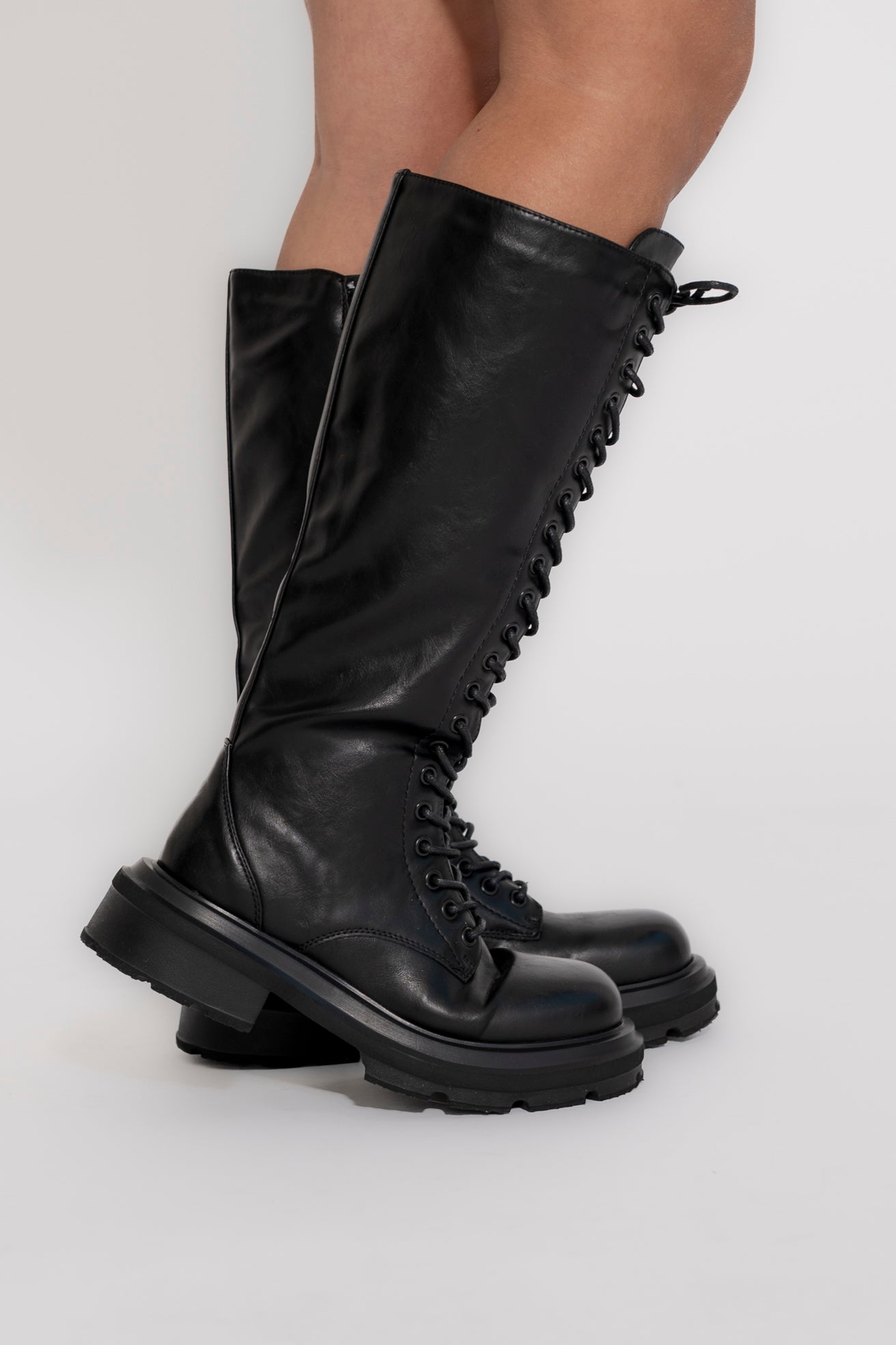 Stivale alto con stringhe