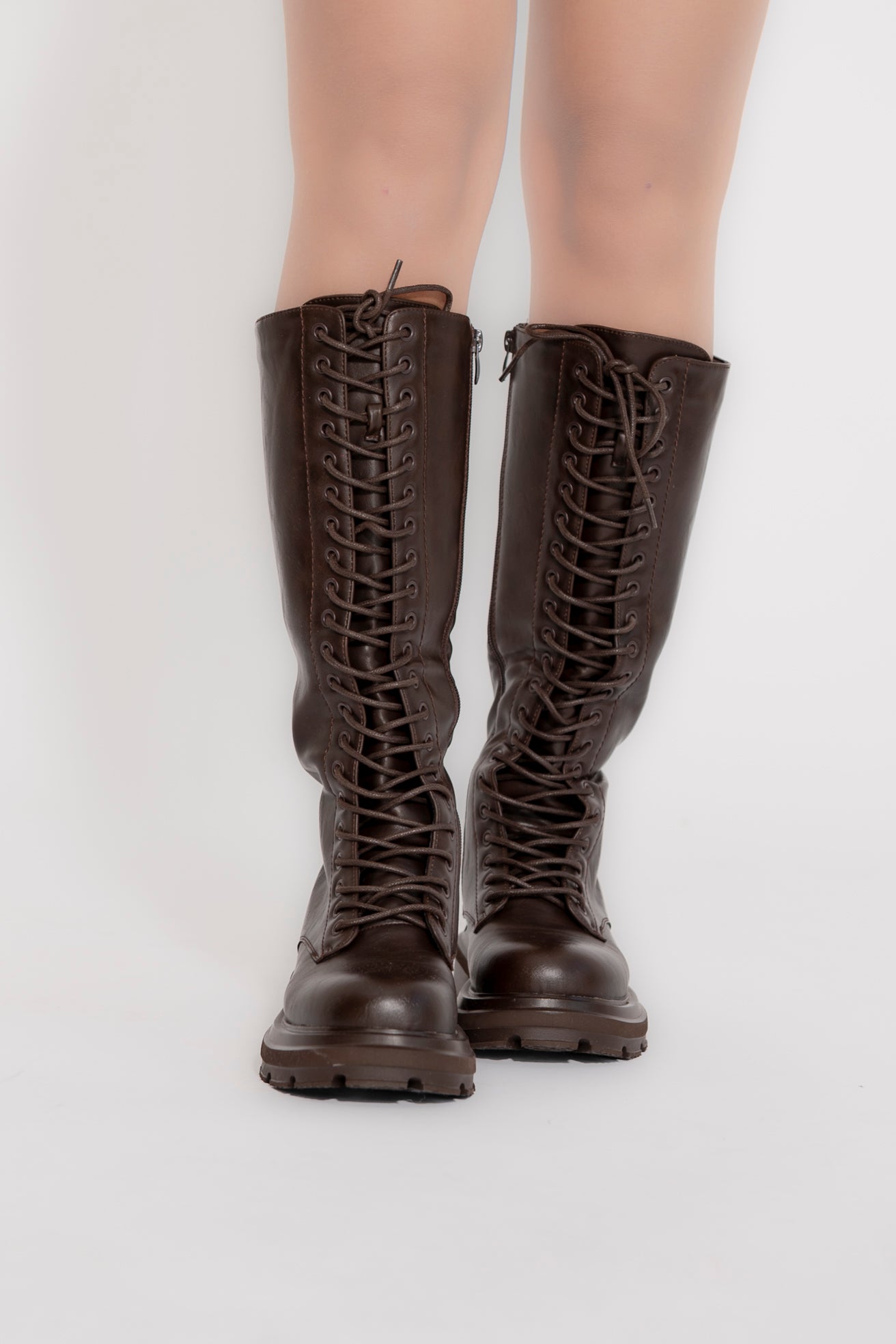Stivale alto con stringhe