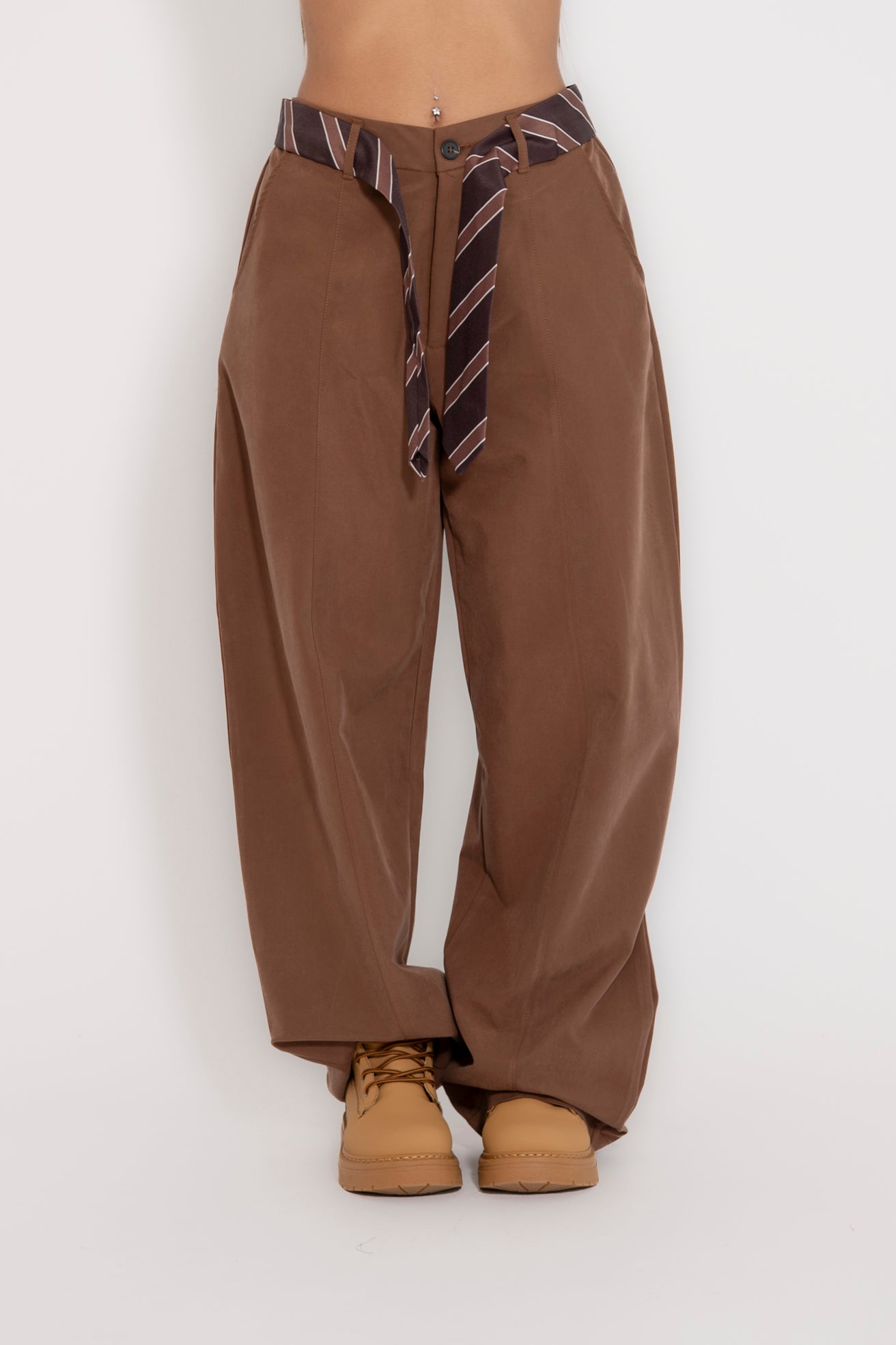 Pantalone con cravatta