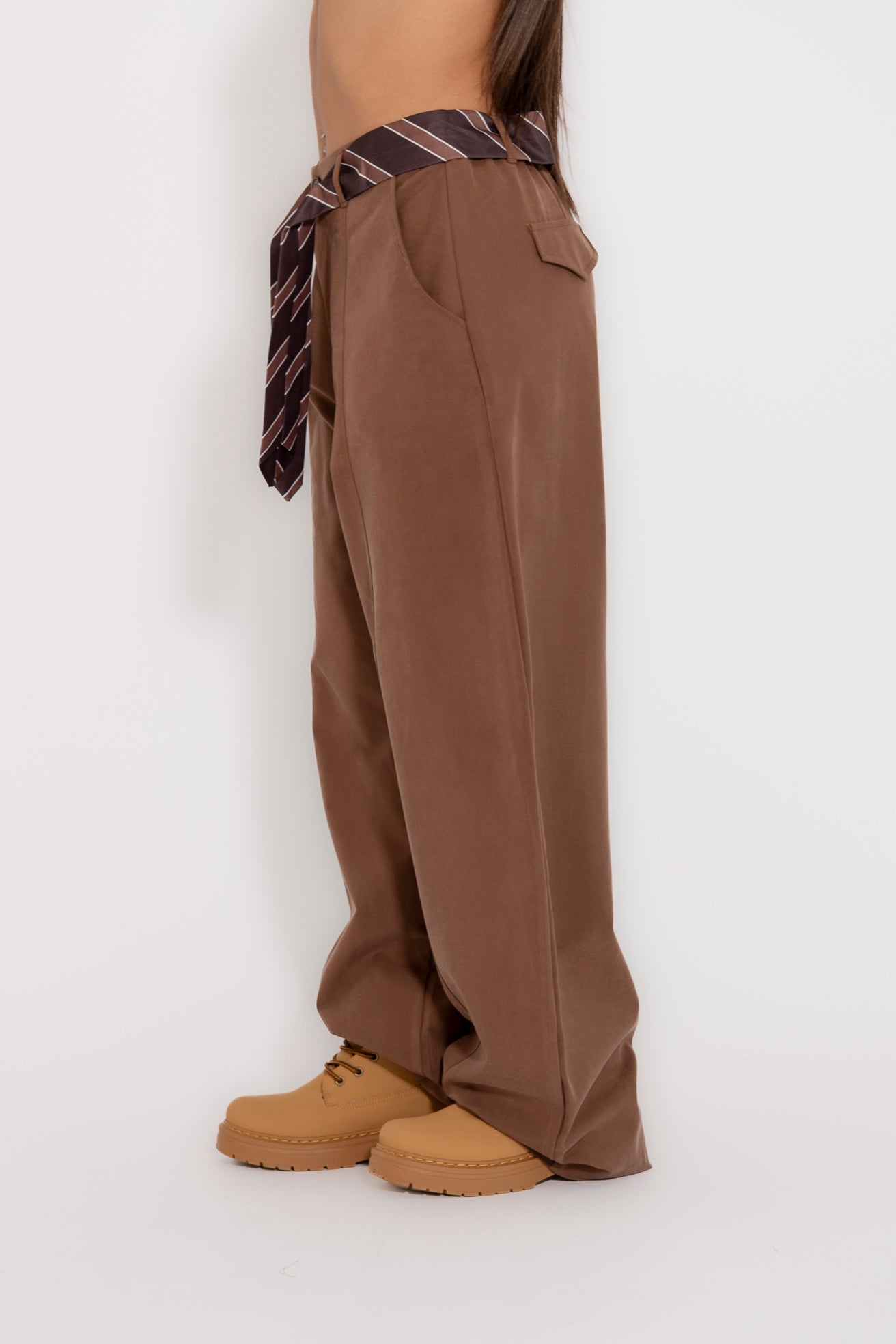 Pantalone con cravatta