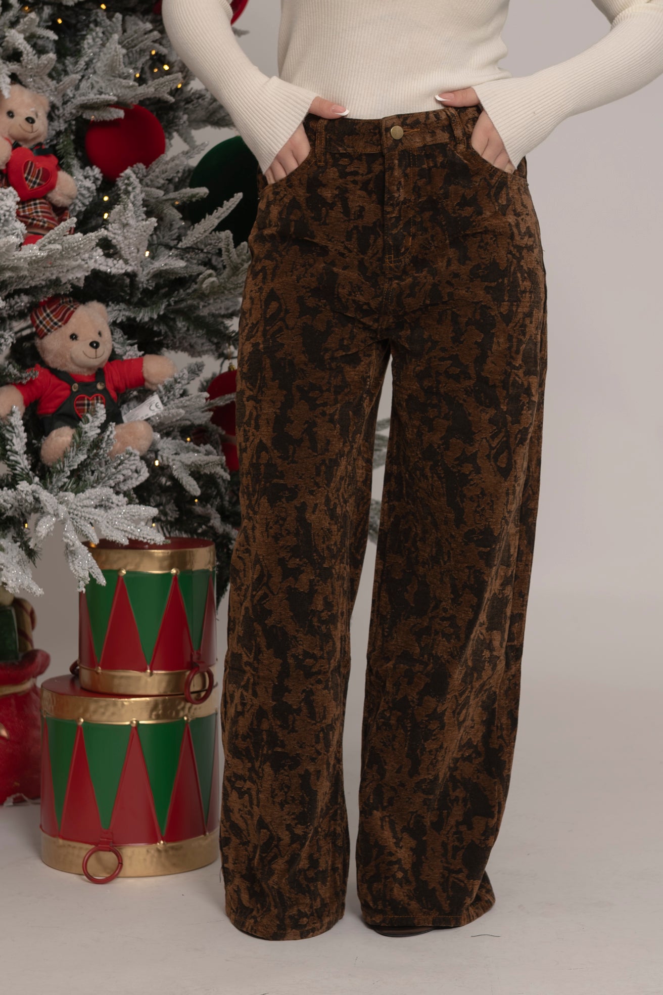 Jeans con ricami in velluto camel