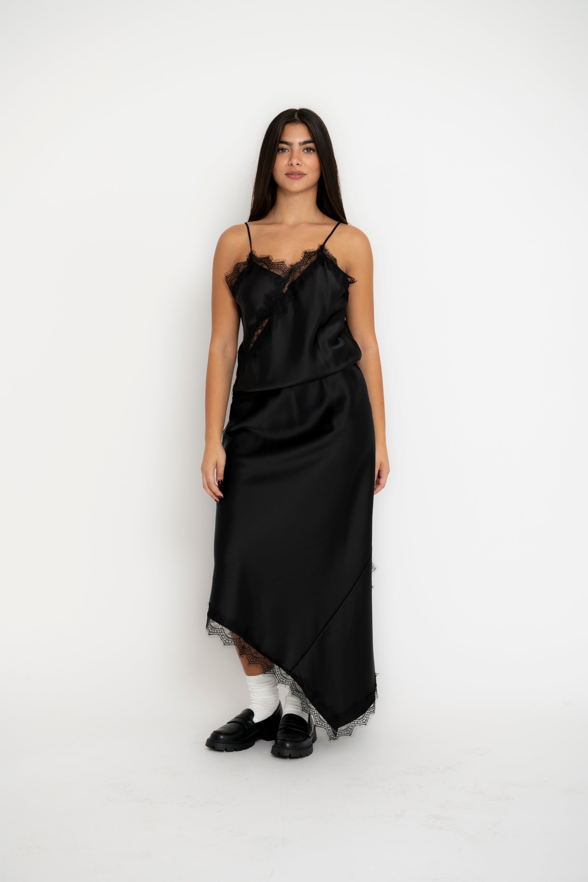 Cordset asimmetrico raso e pizzo