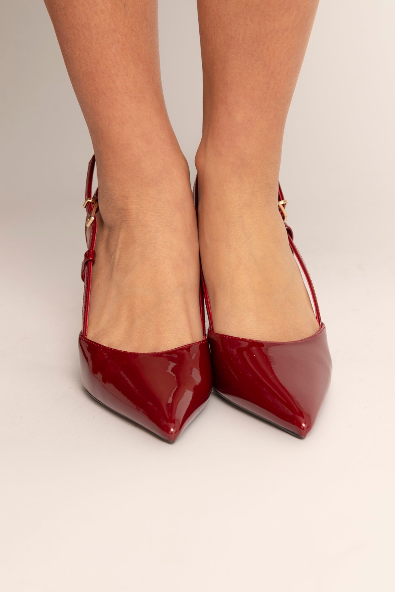 Décolleté lucido con cinturino laterale