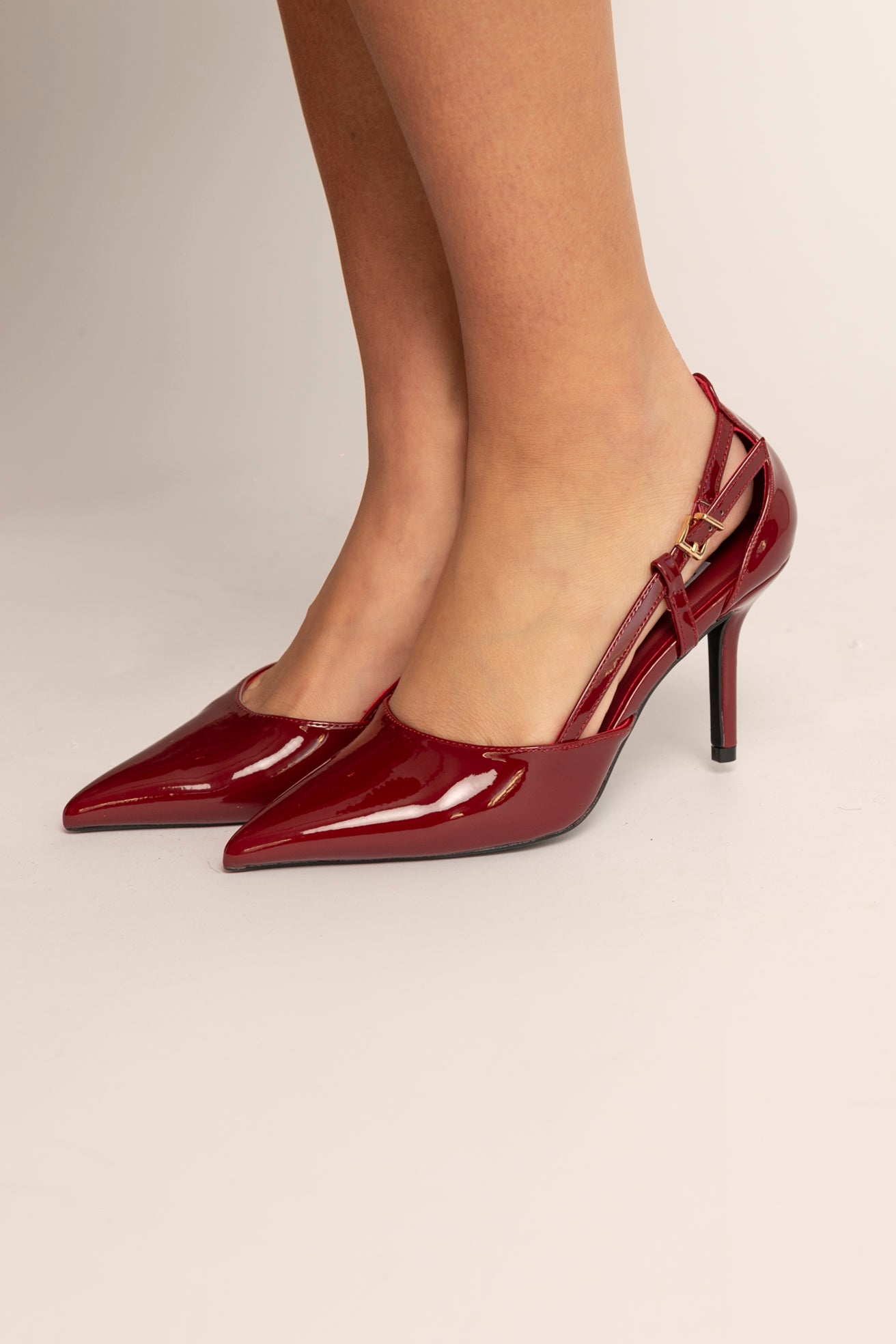 Décolleté lucido con cinturino laterale