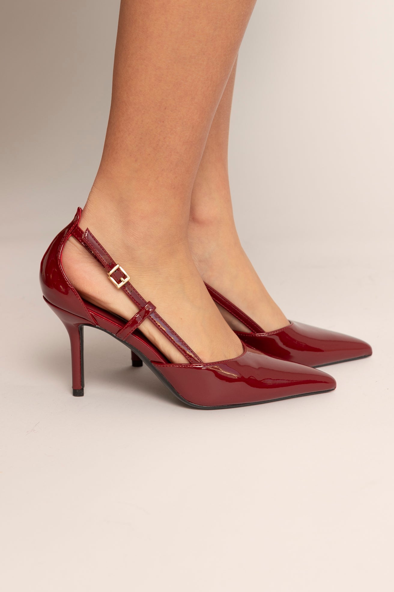 Décolleté lucido con cinturino laterale