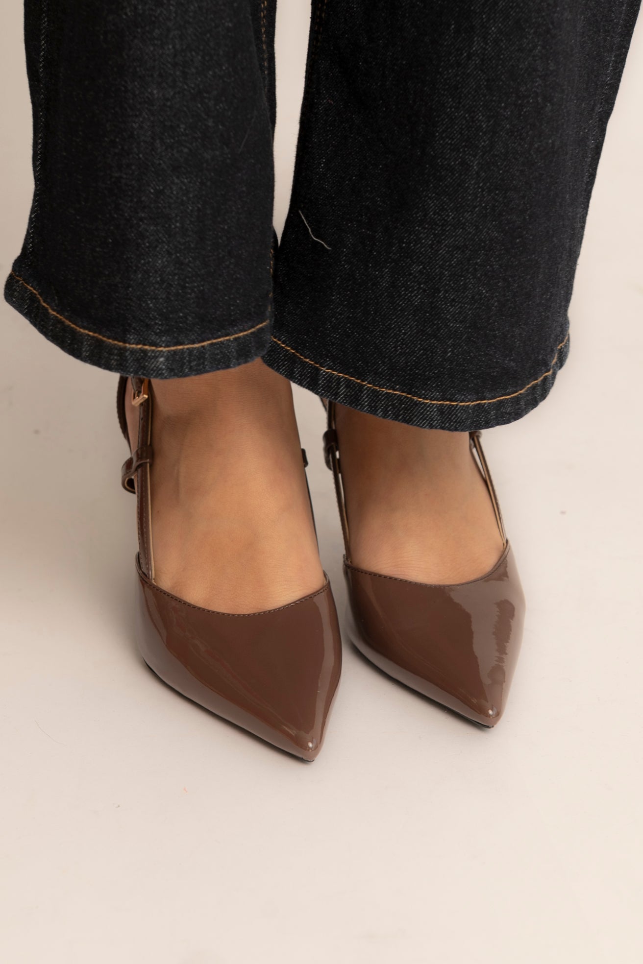 Décolleté lucido con cinturino laterale