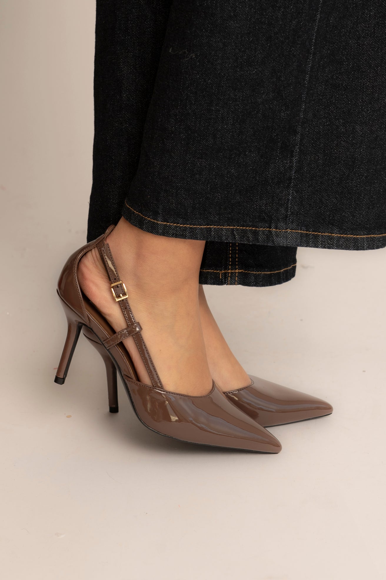 Décolleté lucido con cinturino laterale