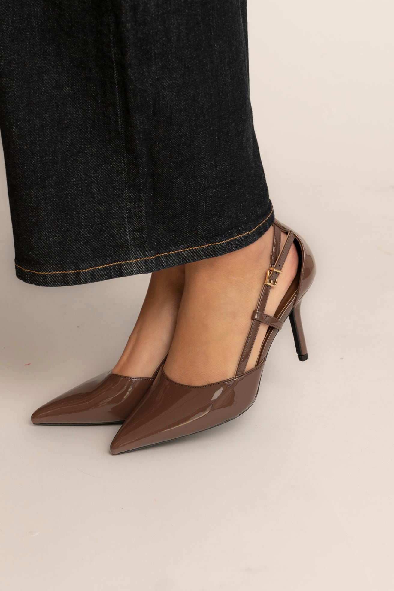 Décolleté lucido con cinturino laterale