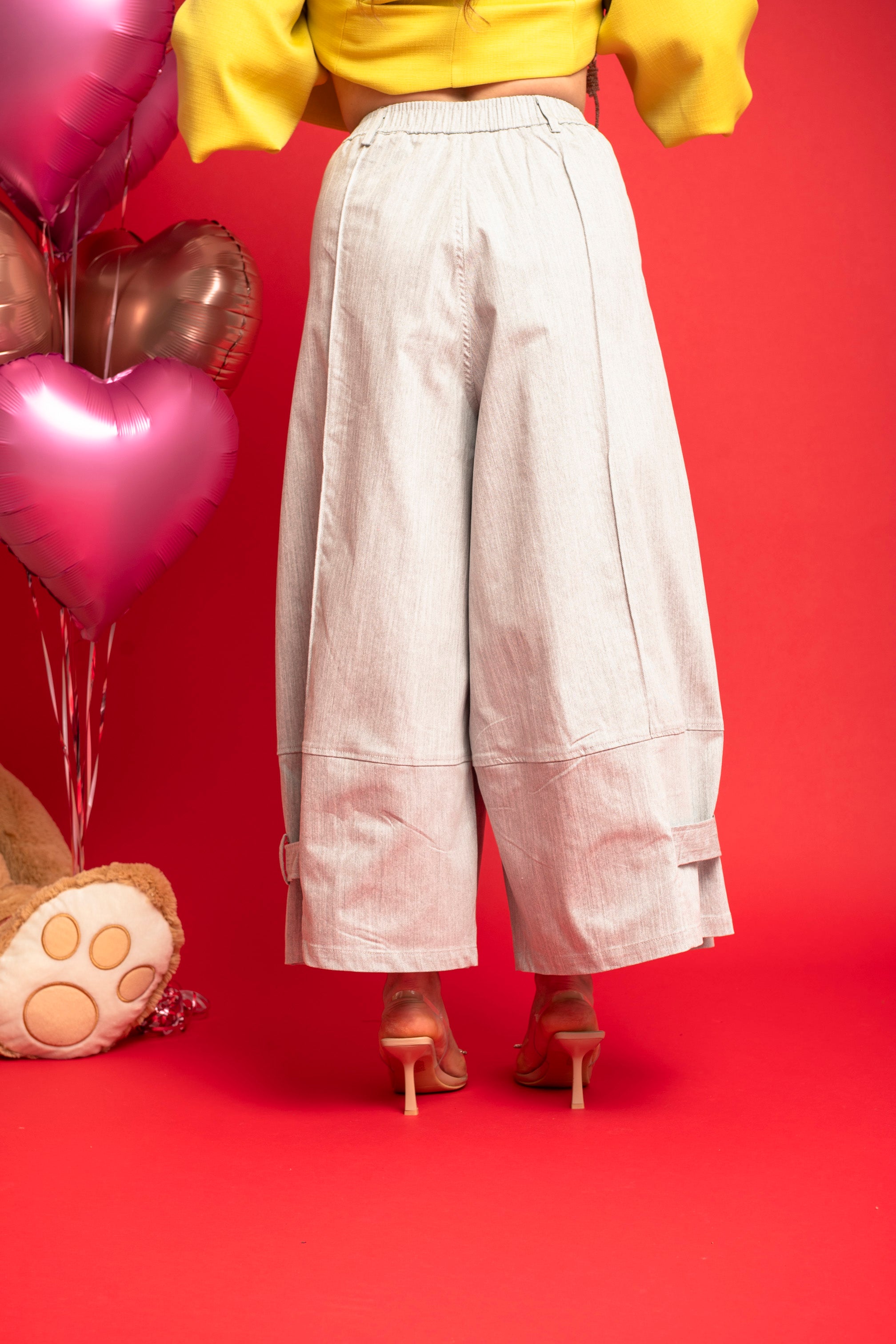 Pantalone morbido con fibbia alla caviglia