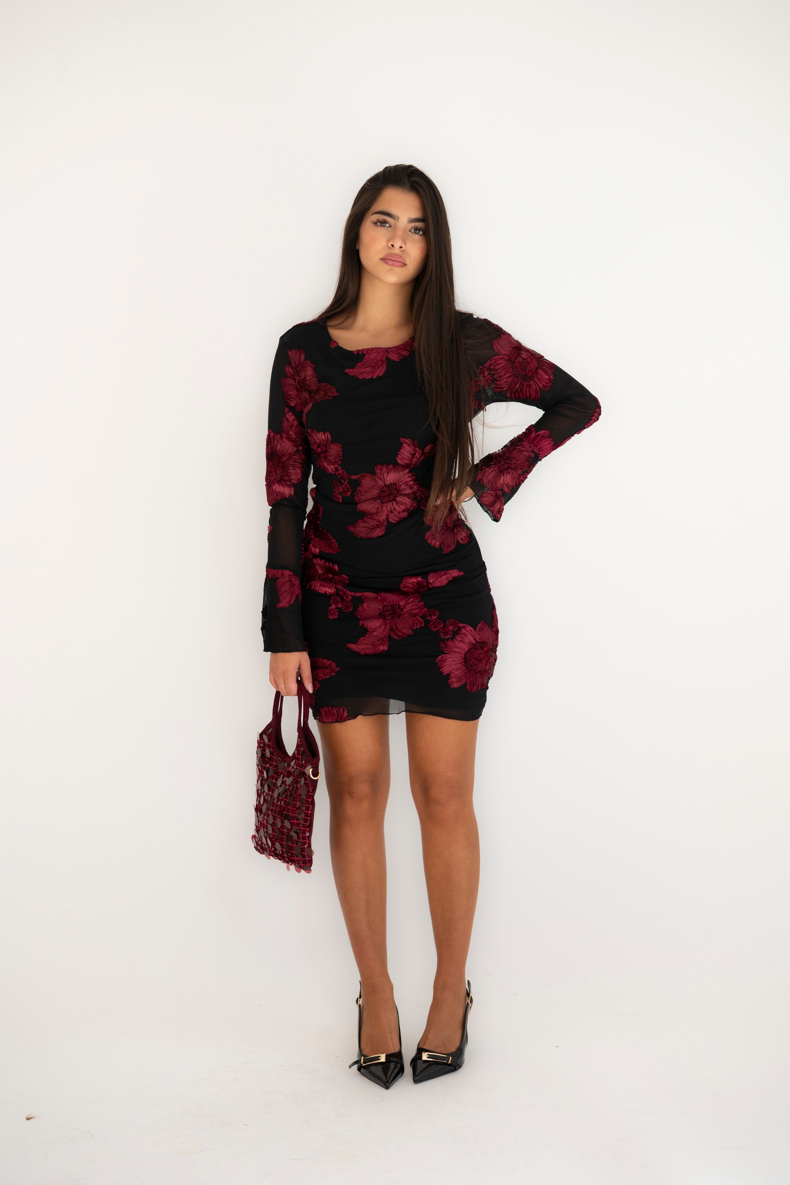 Abitino velato rose rosse