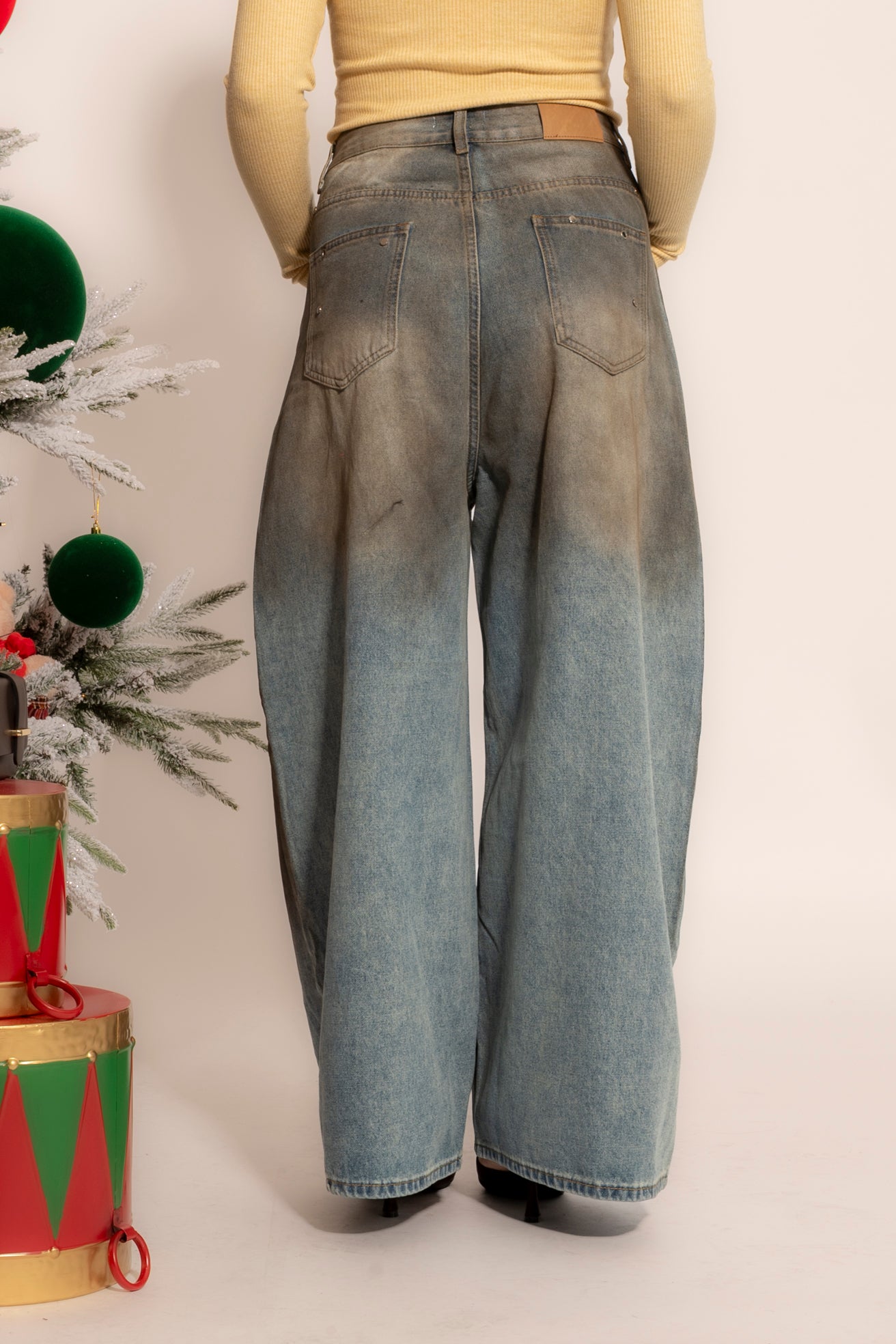 Jeans con sfumature e borchie