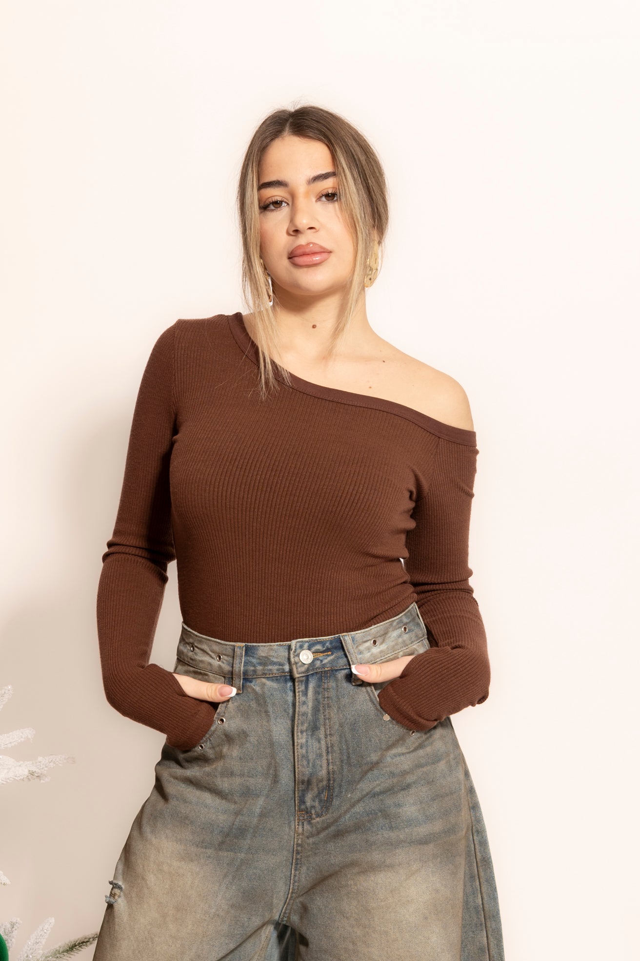 Maglia costine spalla scoperta