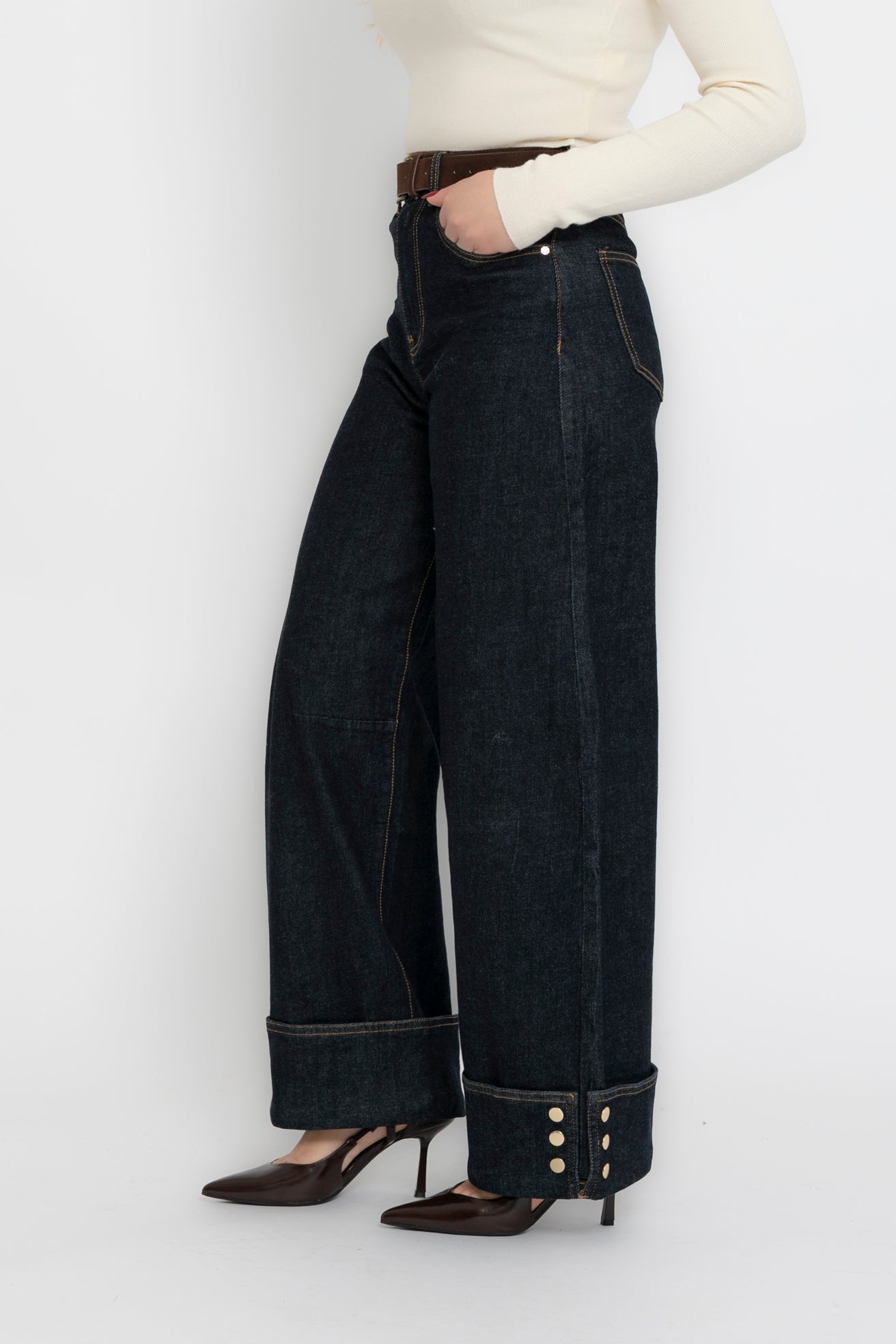 Jeans scuro con piegone