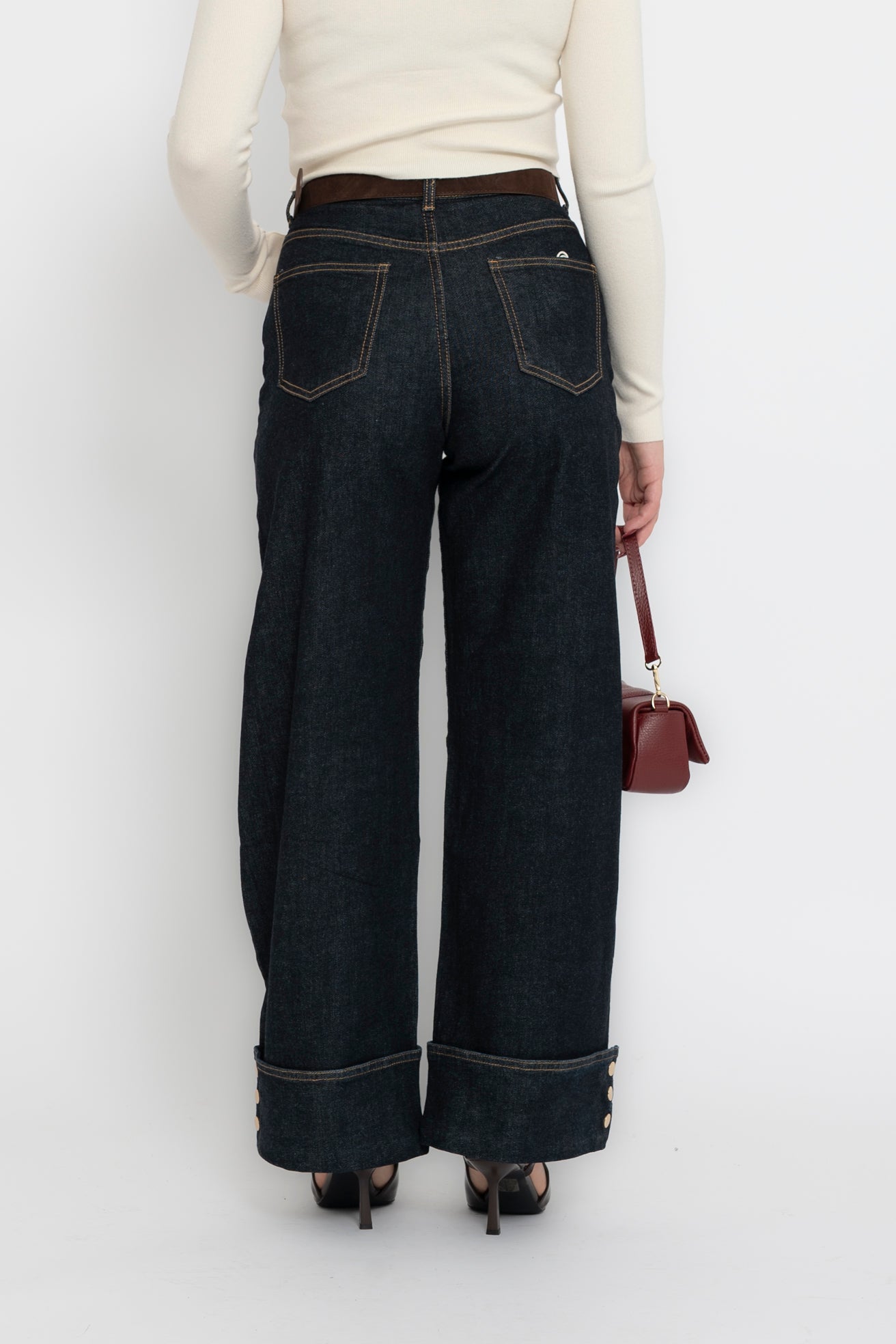 Jeans scuro con piegone