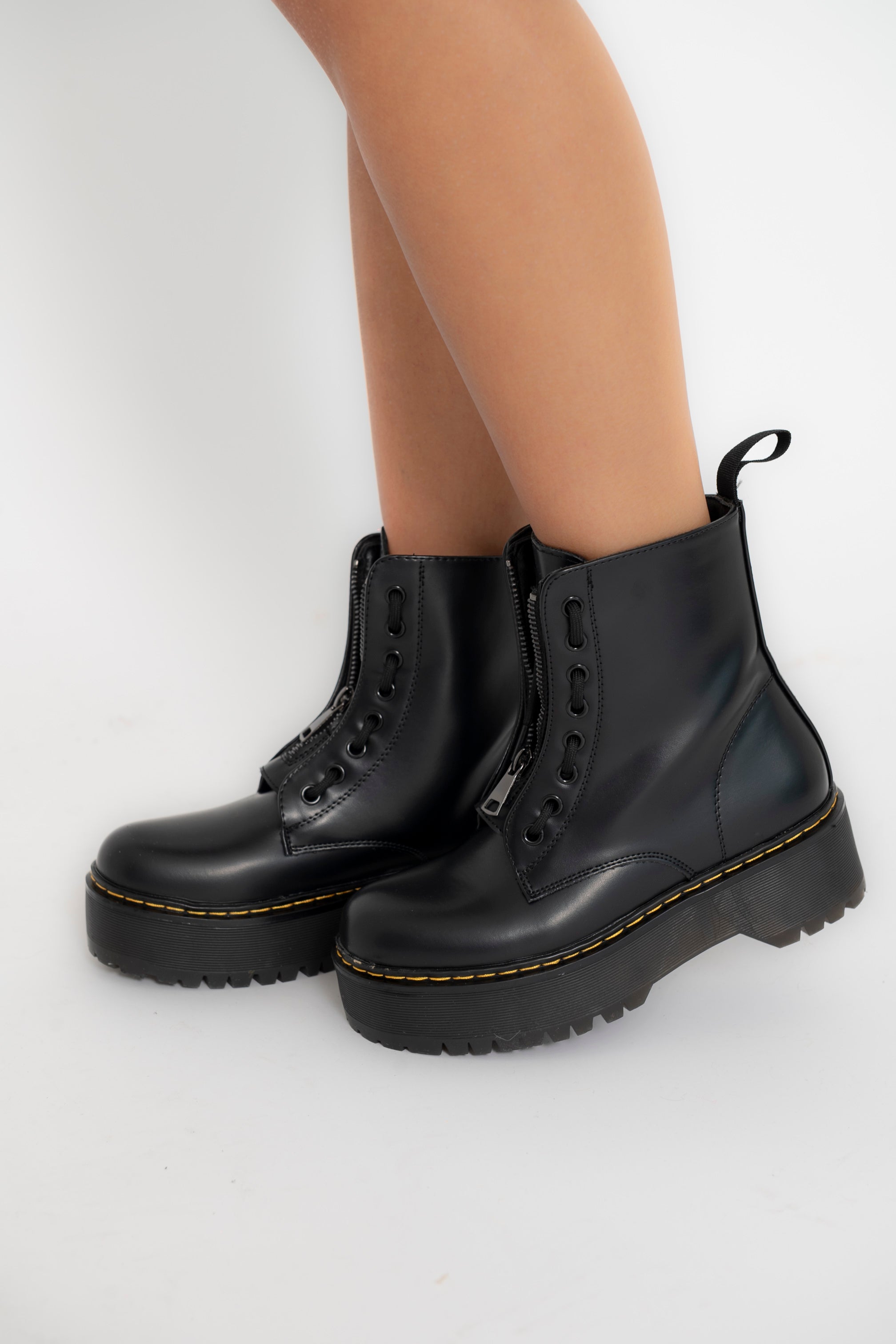 Anfibi con zip frontale