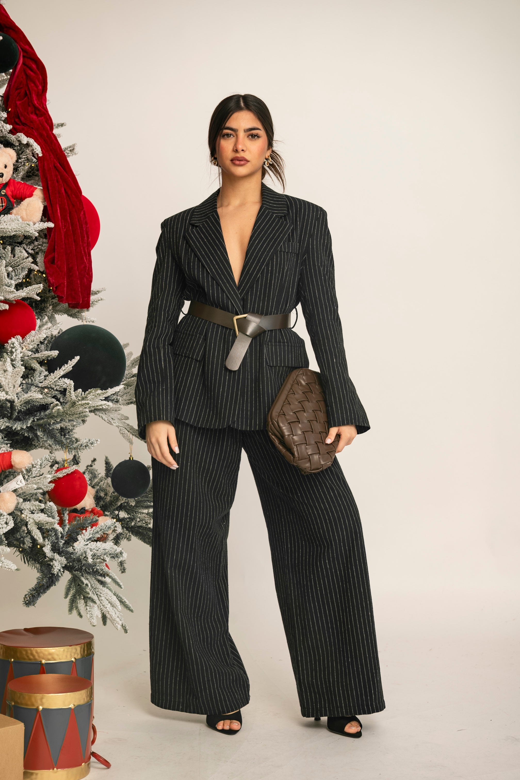 Tailleur gessato con cintura