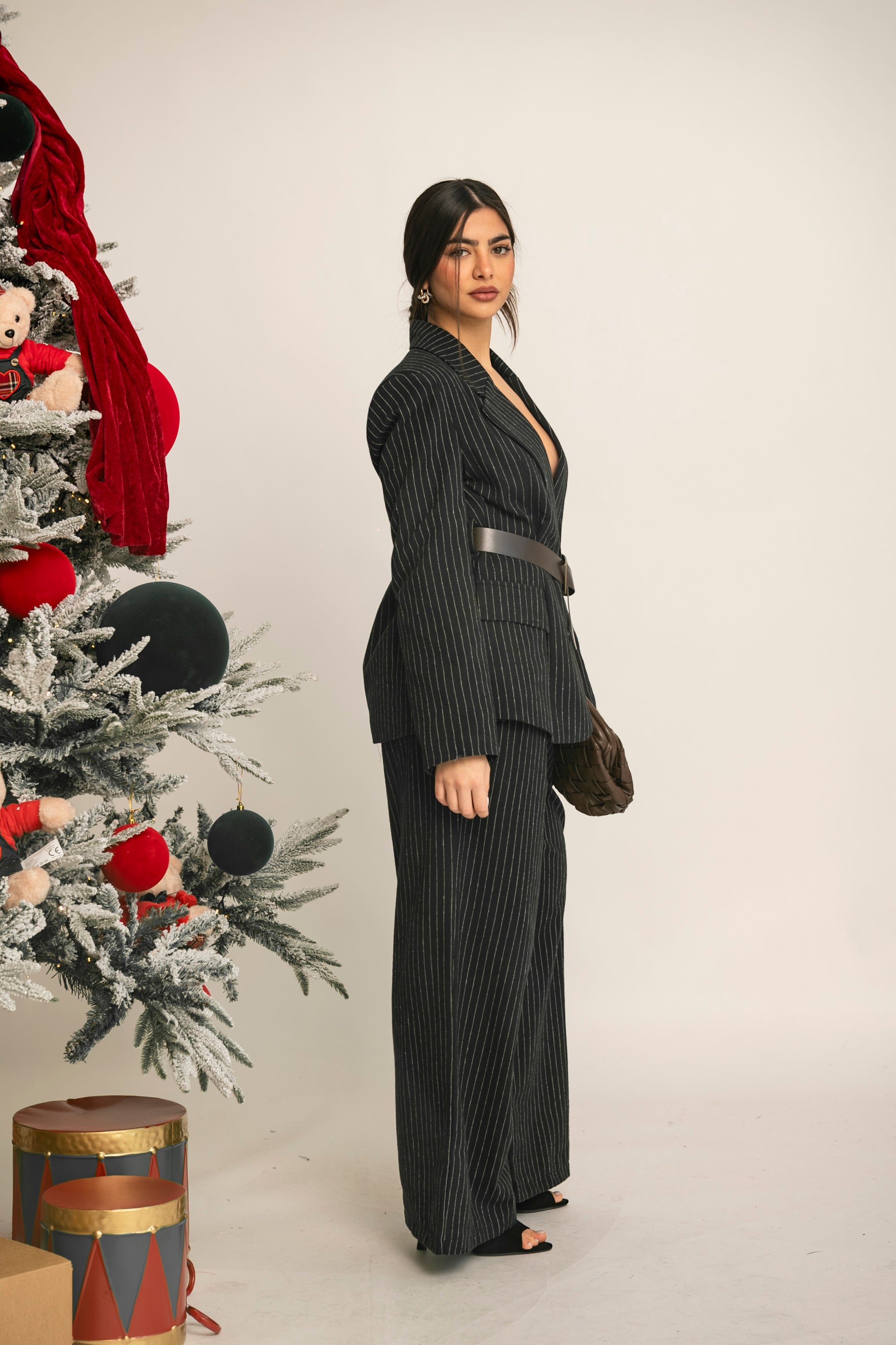 Tailleur gessato con cintura