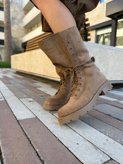 Stivali in camoscio beige