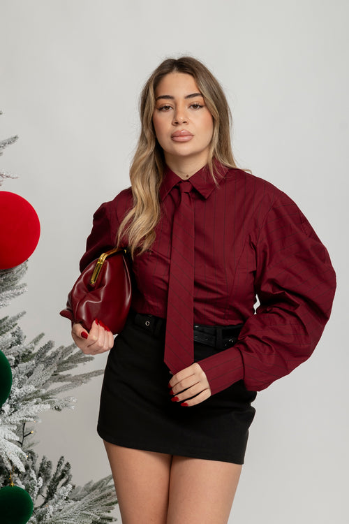 Camicia a strisce con cravatta