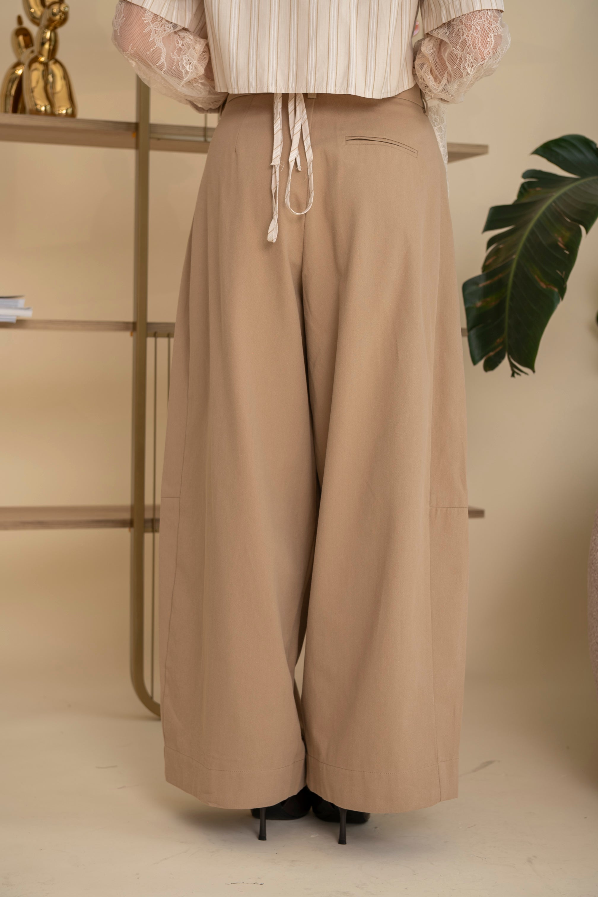 Pantalone morbido con pence