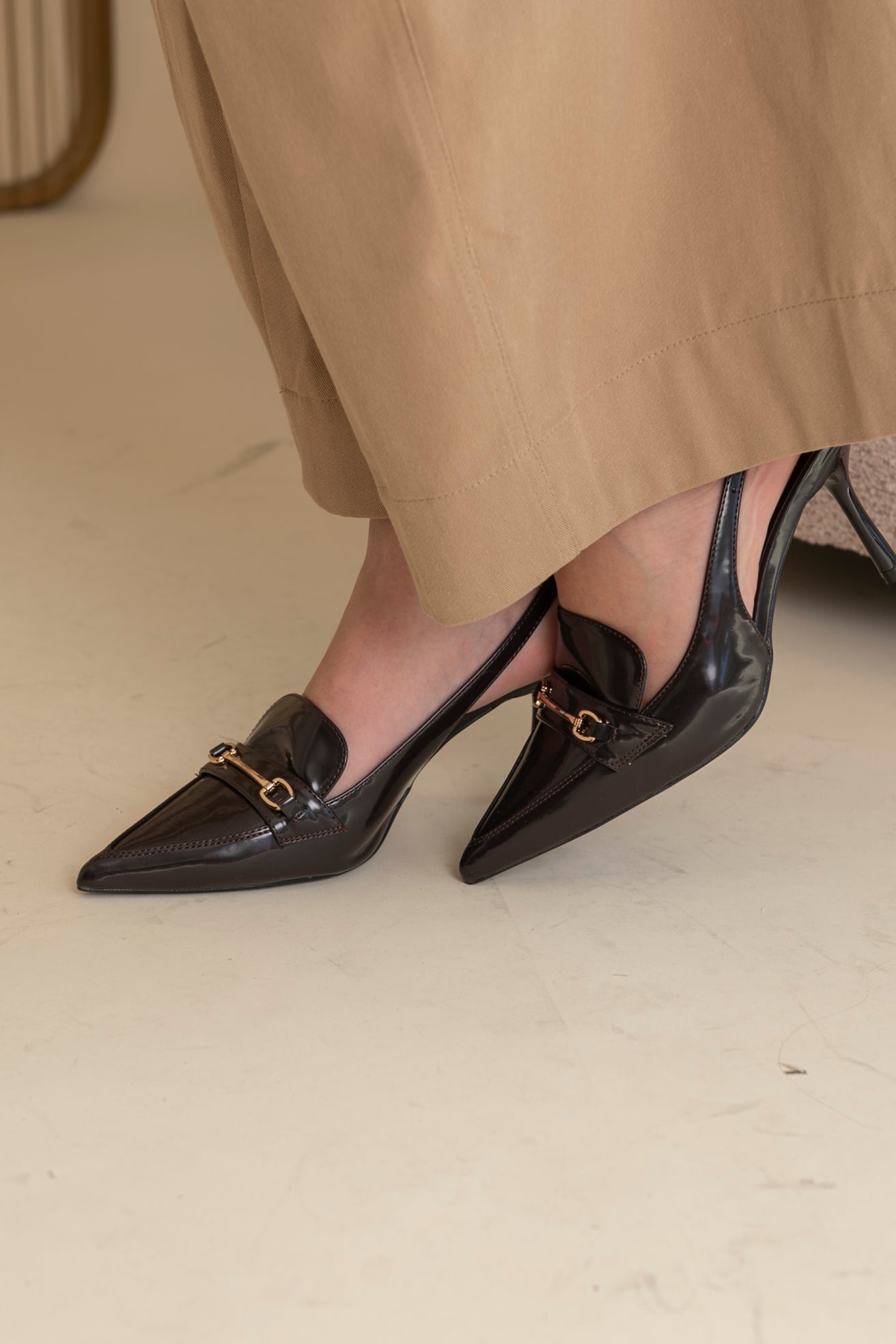 Décolleté con dettaglio gold