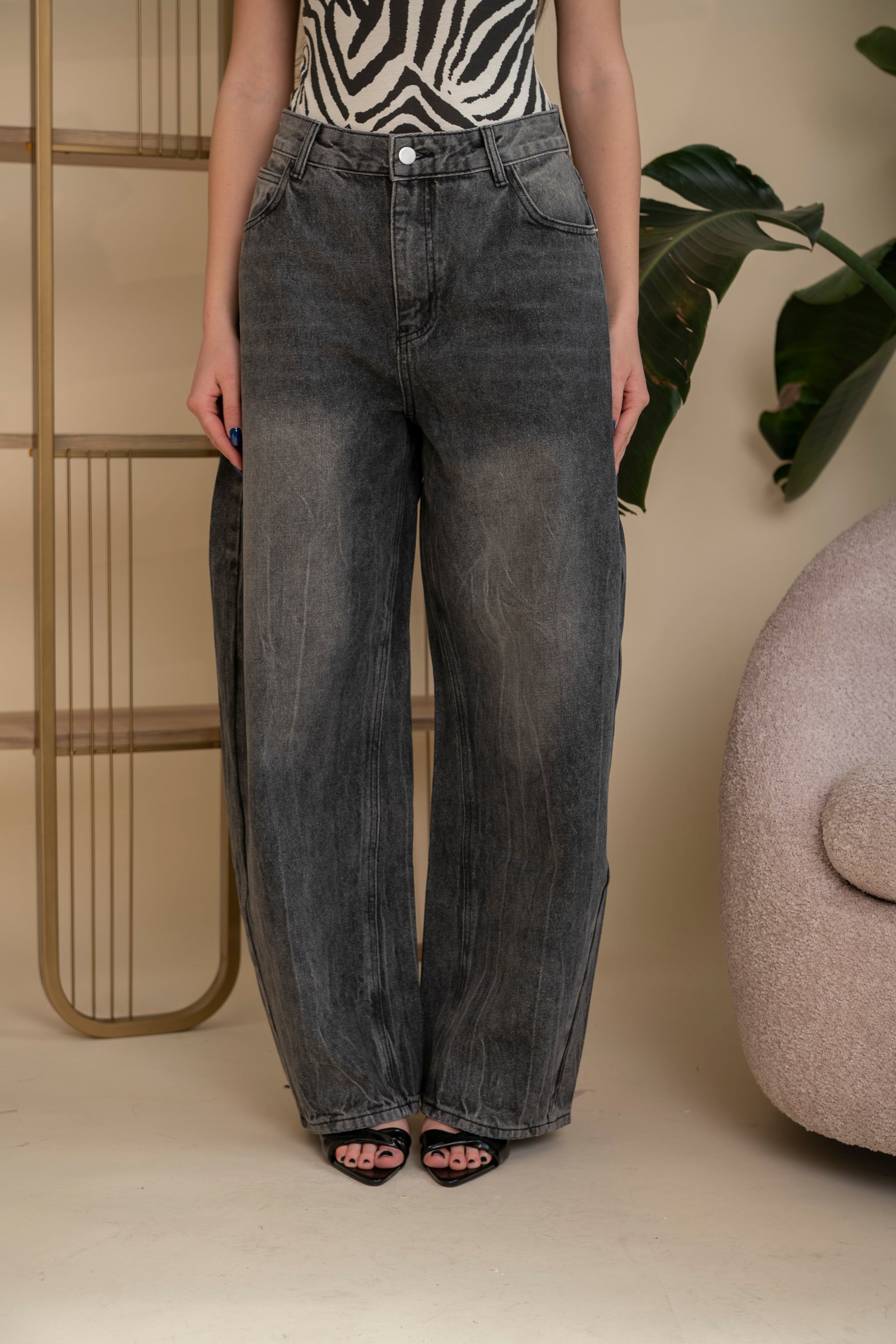 Jeans ballon con scritta sul retro in strass
