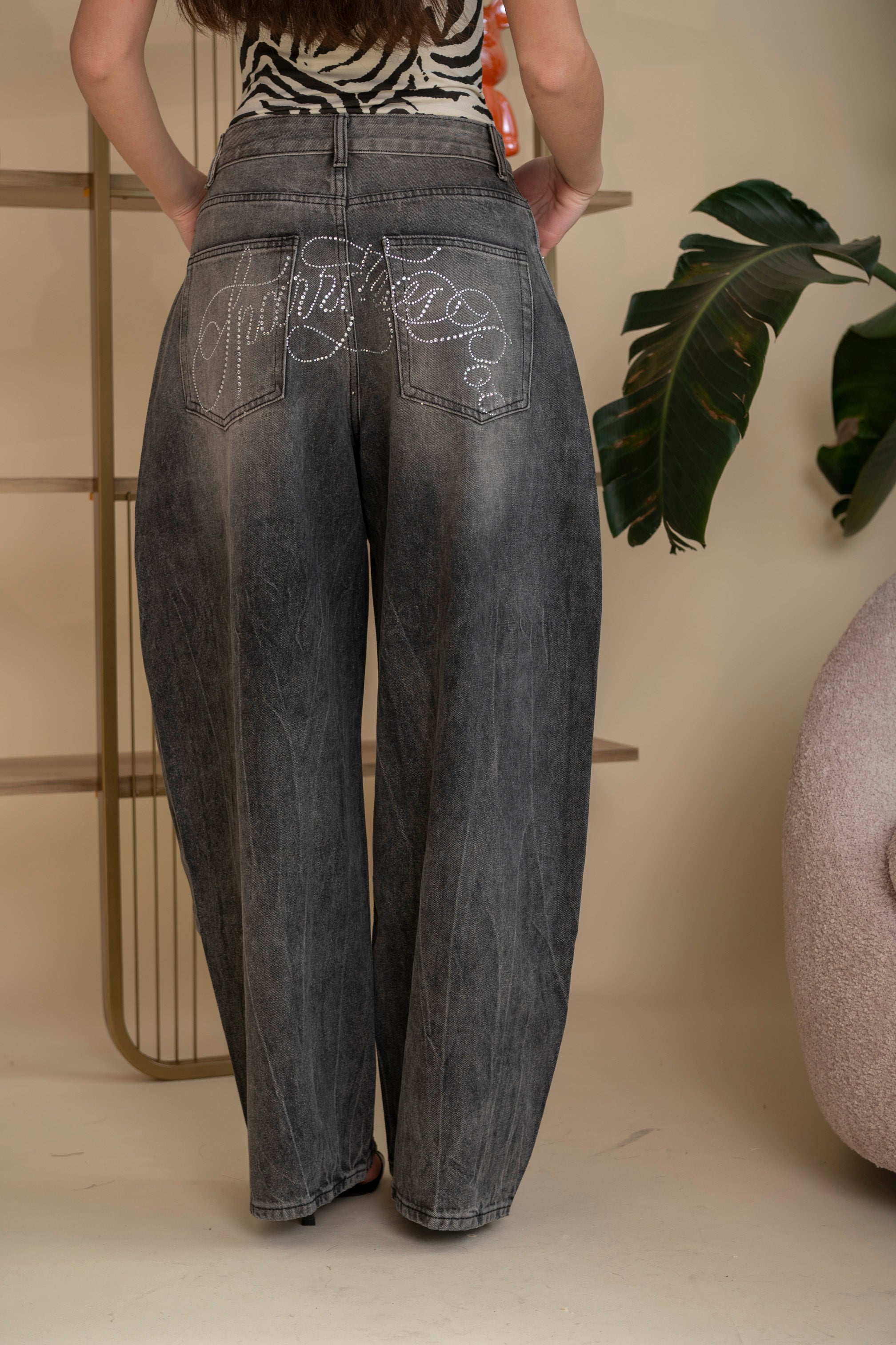 Jeans ballon con scritta sul retro in strass