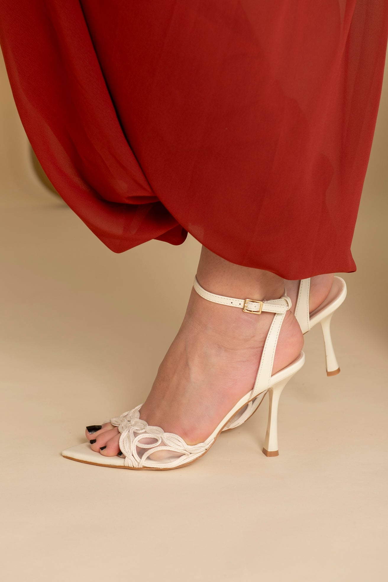 Sandalo velato con ricami