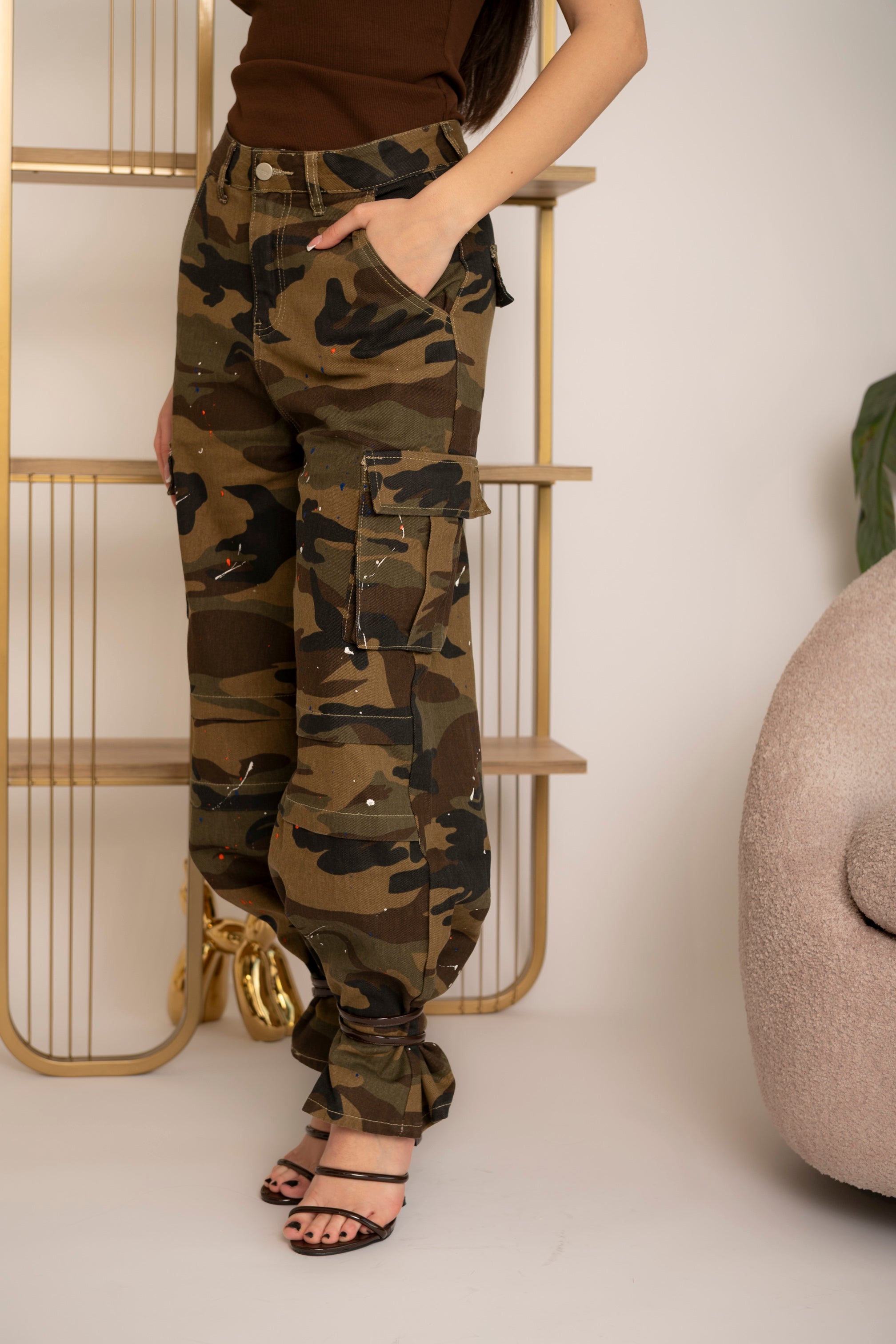 Jeans cargo mimentico con schizzi