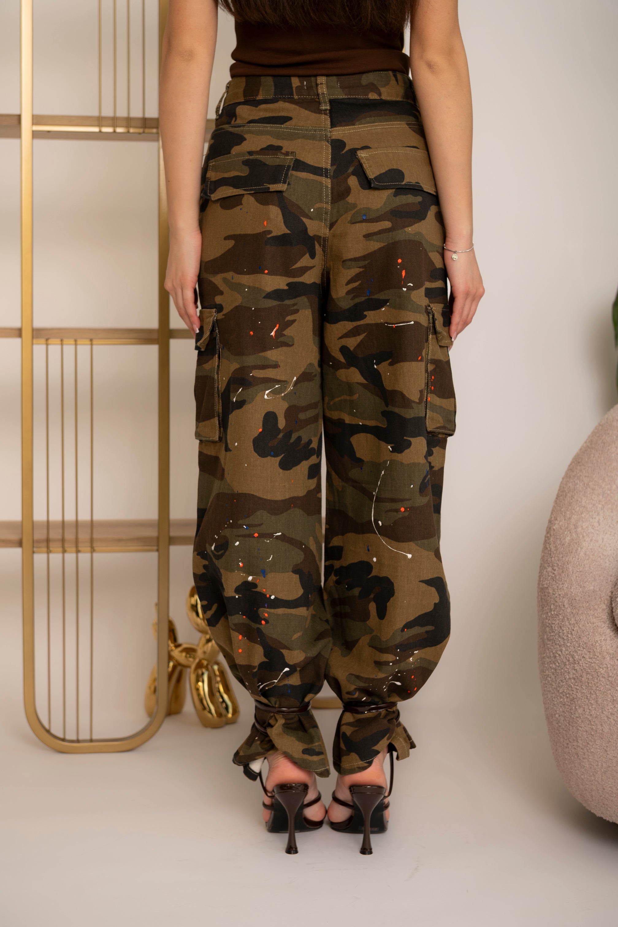 Jeans cargo mimentico con schizzi