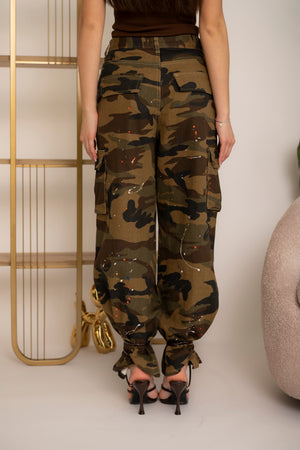 Jeans cargo mimentico con schizzi
