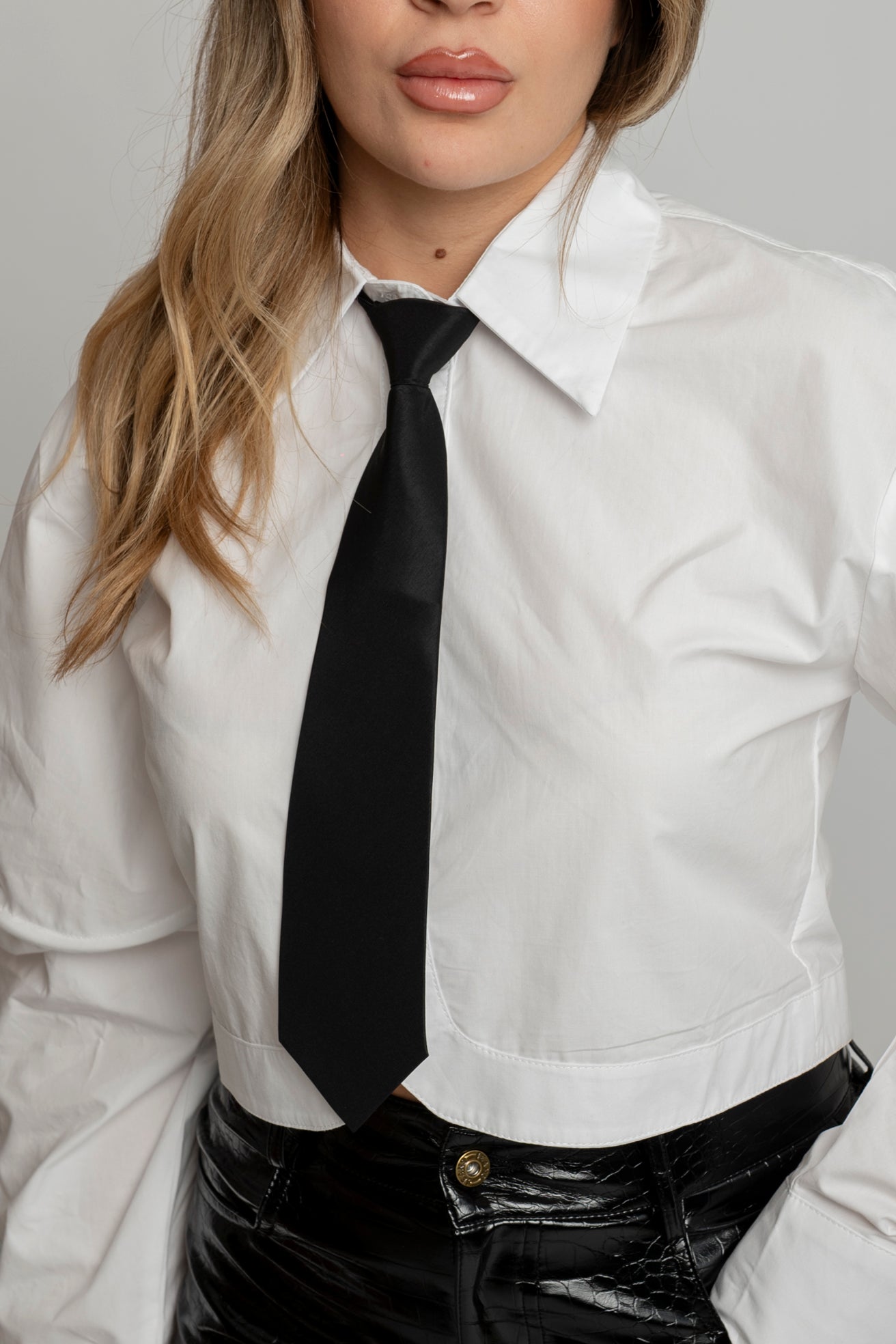 Camicia crop con cravatta