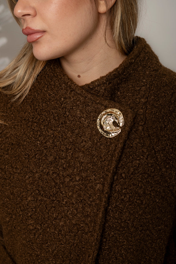 Cappotto boucle con dettaglio gold