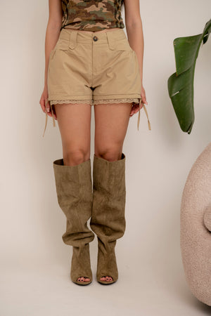 Pantaloncino con dettagli in pizzo