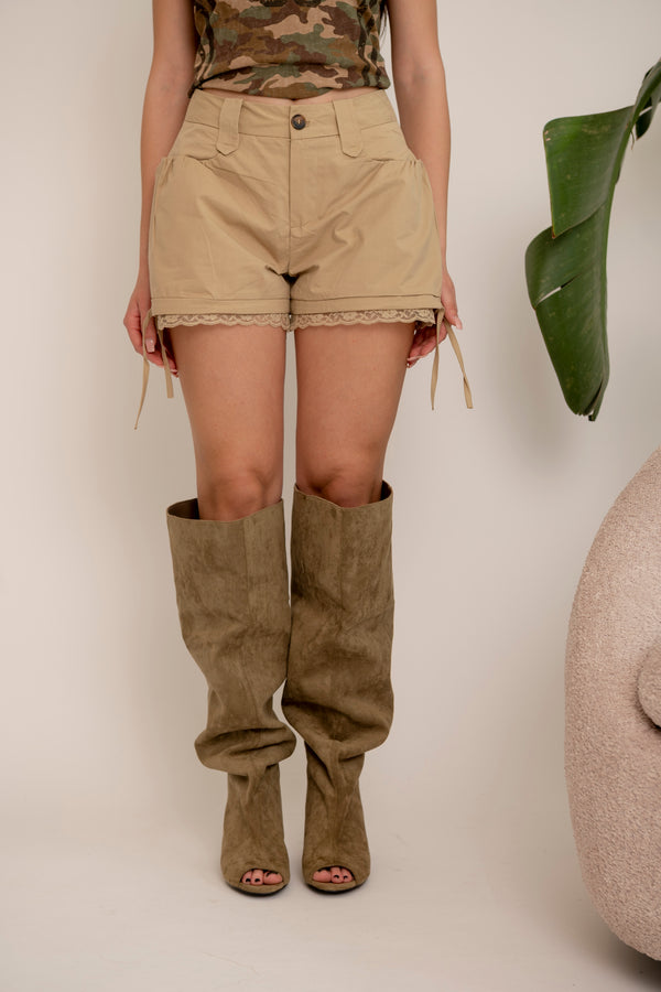 Pantaloncino con dettagli in pizzo