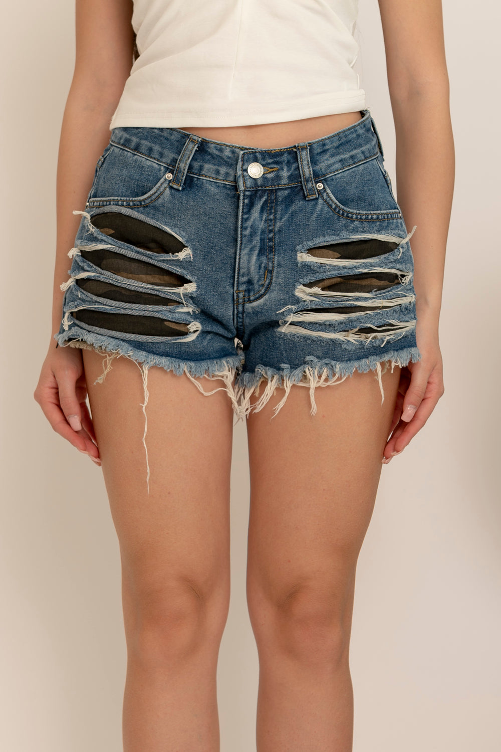 Pantaloncino sfrangiato mimetico