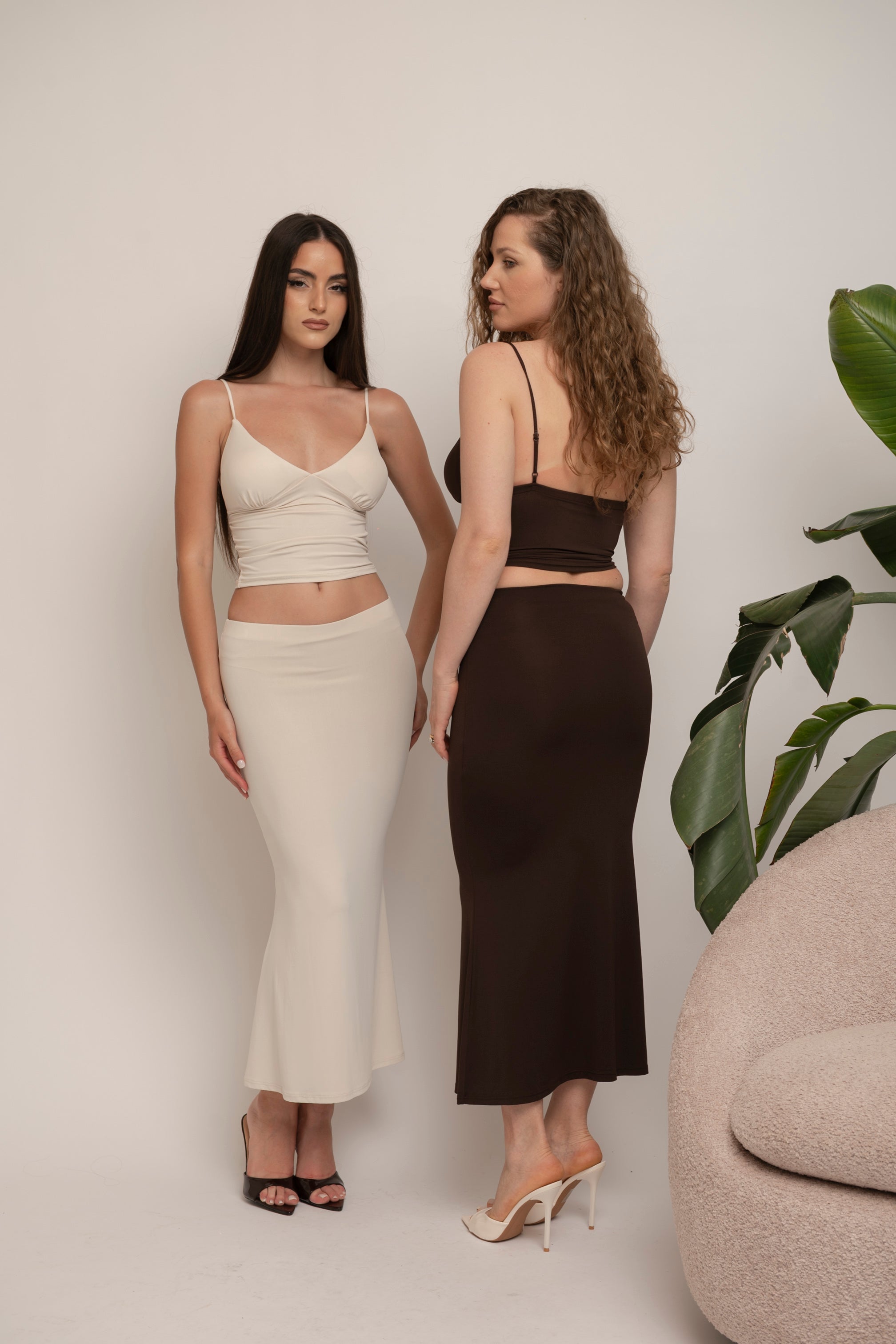 Cordset top a triangolo e gonna tubino midi