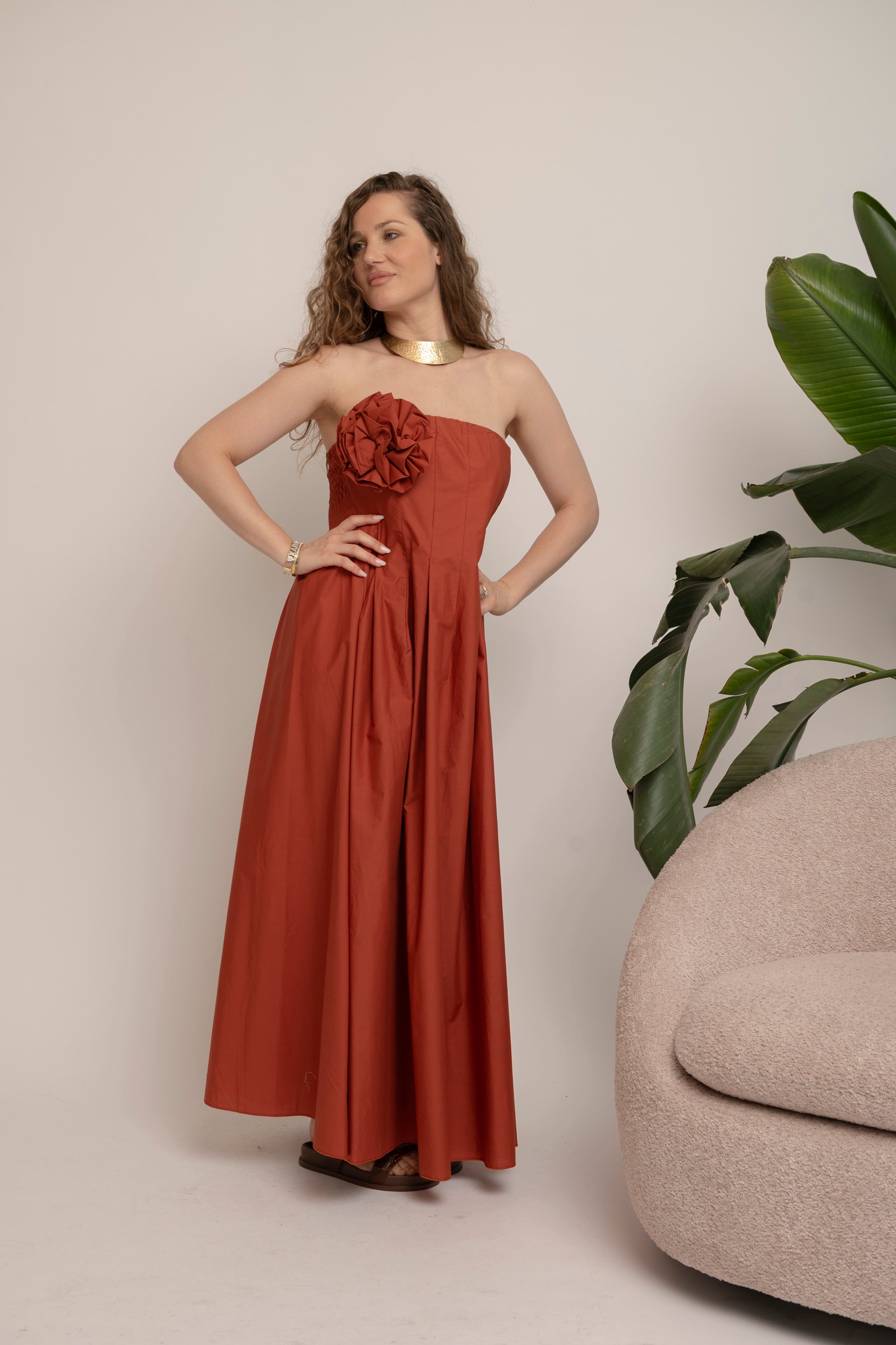 Abito in cotone con spilla rosa