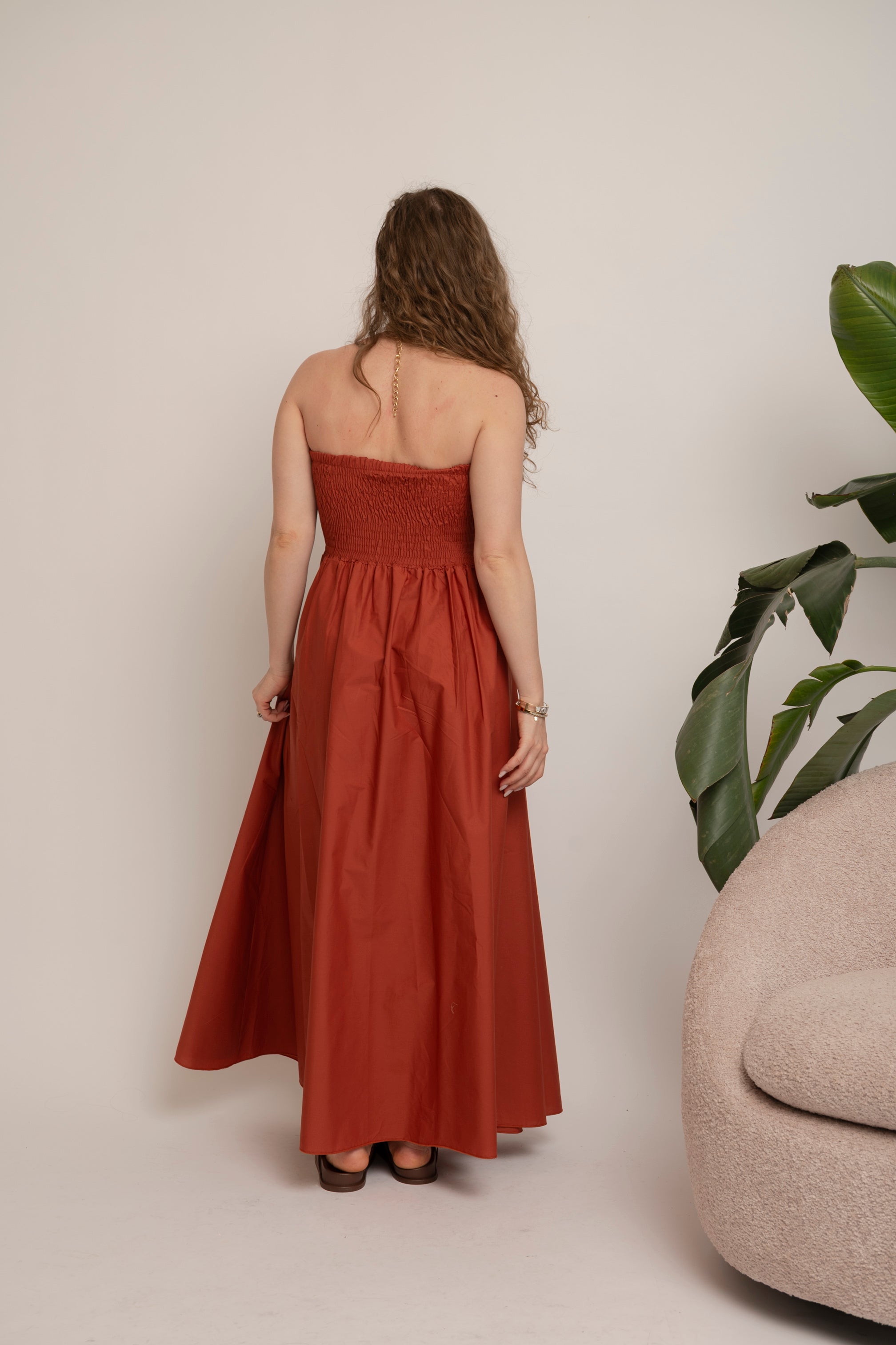 Abito in cotone con spilla rosa
