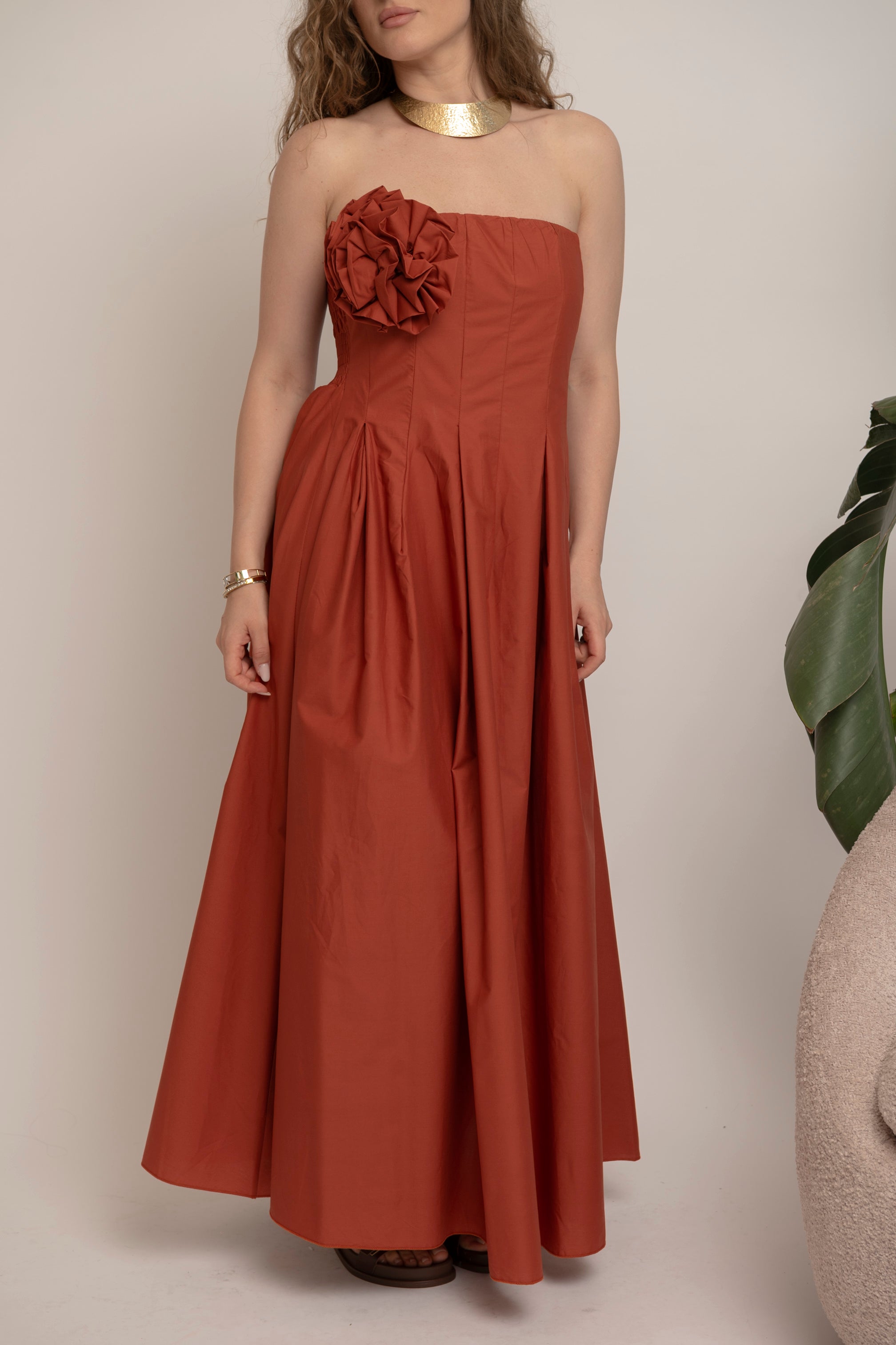 Abito in cotone con spilla rosa