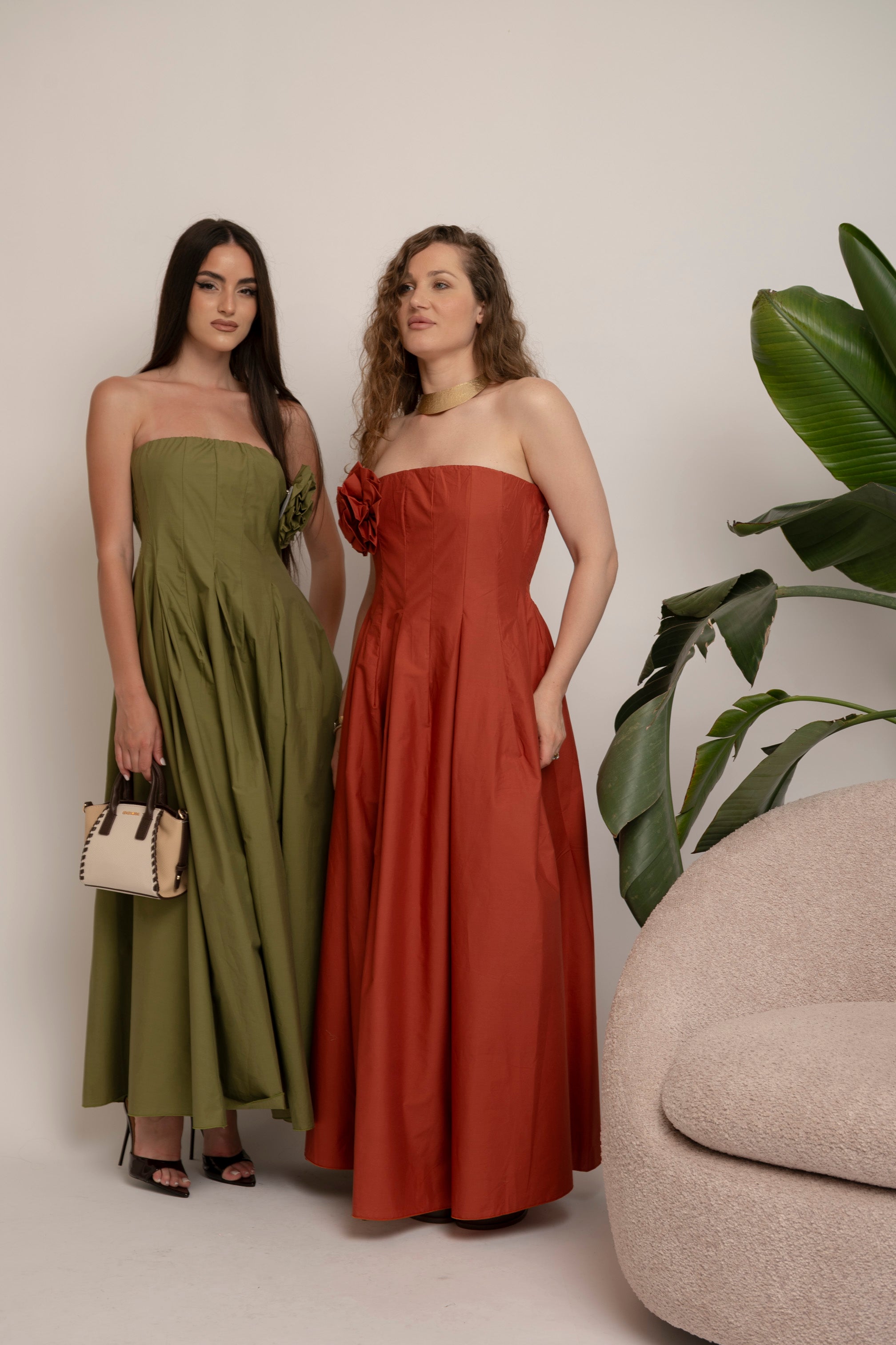 Abito in cotone con spilla rosa